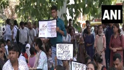 Teachers Protest Against Mamata Banerjee Govt Outside SSC Office Kolkata bsm