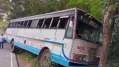 കോട്ടയത്ത് കെഎസ്ആര്ടിസി ബസ് റോഡരികിലെ മരത്തിലിടിച്ച് കയറി, 6 പേർക്ക് പരിക്ക്