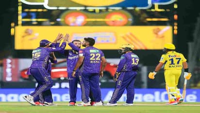CSK vs KKR: தோனி கேப்டனாக வந்தார்! வெறும் 103 ரன்களில் அடங்கிய சிஎஸ்கே! படுமோசமான பேட்டிங்! 