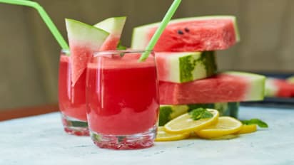 கோடை வெயிலை சமாளிக்க கண்டிப்பாக சாப்பிட வேண்டிய உணவுகள்