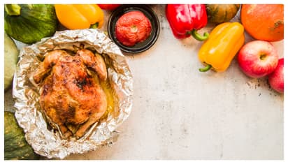 ഈ ഭക്ഷണങ്ങൾ അലുമിനിയം ഫോയിലിൽ പാചകം ചെയ്യാൻ പാടില്ല; കാരണം ഇതാണ് 