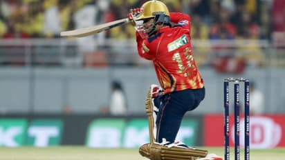 പവര് പ്ലേയില് പവറില്ലാതെ പഞ്ചാബിന്റെ മറുപടി, ഒരു വിക്കറ്റ് നഷ്ടം; തകര്ത്തടിച്ച് പ്രിയാന്ഷ് ആര്യ