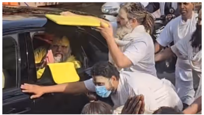 ആത്മീയ ഗുരുക്കന്മാർക്ക് ആഢംബര കാർ; ഇന്ത്യക്കാർ കാൾ മാക്സിനെ ശരിക്കും മനസിലാക്കിയിട്ടില്ലെന്ന് കുറിപ്പ്; വീഡിയോ