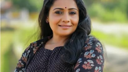 25 വർഷമായി അഭിനയരംഗത്ത്; സന്തോഷം പങ്കുവെച്ച് മീര വാസുദേവ്, കമന്റുമായി ഭർത്താവ്