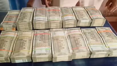 ചെന്നൈ എഗ്മോർ എക്സ്പ്രസിൽ കെട്ടുകണക്കിന് അഞ്ഞൂറിന്റെ നോട്ടുകൾ; കണ്ടെത്തിയത് ശരീരത്തിൽ കെട്ടിവച്ച നിലയിൽ