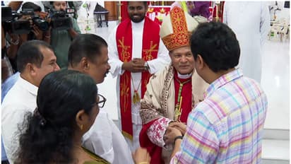 ഓശാന ചടങ്ങുകള്ക്കിടെ കോഴിക്കോട് അതിരൂപത ആര്ച്ച് ബിഷപ്പിന് അപ്രതീക്ഷിത അതിഥി, സന്ദർശിച്ച് എംവി ഗോവിന്ദന്