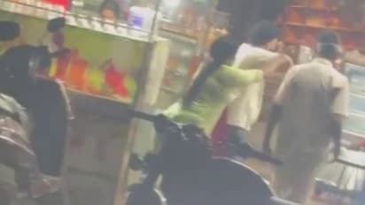 തലയ്ക്ക് ഹെൽമറ്റ് കൊണ്ടടിച്ചു, തള്ളി താഴെയിട്ട് അടിച്ചു; കരുവാറ്റയിൽ ബേക്കറി ജോലിക്കാരിക്ക് ക്രൂരമര്ദ്ദനം