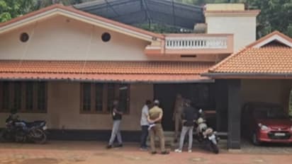 വീട്ടുകാർ ബന്ധുവീട്ടിൽ, അടച്ചിട്ട വീടിന്റെ മുൻവശത്തെ വാതിൽ കുത്തിതുറന്ന് കവർന്നത് 35 പവൻ സ്വർണം