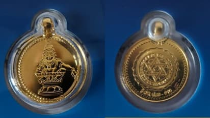 അയ്യപ്പ ചിത്രമുള്ള സ്വർണ ലോക്കറ്റ്, 2 ഗ്രാമിന്റെ വില 19300 രൂപ; ആദ്യ ലോക്കറ്റ് ഏറ്റുവാങ്ങി ആന്ധ്രാപ്രദേശുകാരൻ