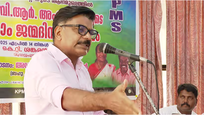 രാഷ്ട്രീയ നേതാക്കൾക്ക് മുന്നിൽ ദളിത് സംഘടന നേതാക്കൾ അടിയാളന്മാരായി നിൽക്കുന്നു; വിമര്ശനവുമായി മാത്യു കുഴൽനാടൻ