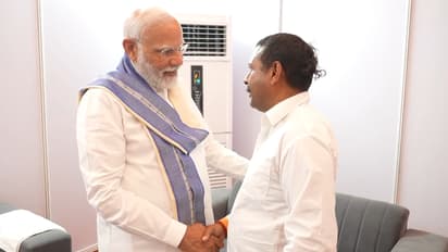 14 வருடங்களாக மோடிக்காக வெறுங்காலில் நடந்த ராம்பால்; தனது கையால் ஷூ அணிவித்த மோடி!