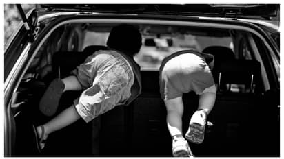 മക്കൾ കാറിൽ അബോധാവസ്ഥയിൽ, ദുരന്തം അറിയാതെ ബന്ധുവിന്‍റെ കല്ല്യാണം പ്ലാൻ ചെയ്യുന്ന തിരക്കില്‍ അച്ഛനും അമ്മയും 