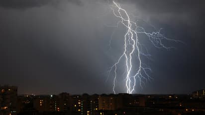 தெலங்கானாவில் இடியுடன் கூடிய மழை! அதுமட்டுமல்ல வெப்பநிலை உயருமாம்! வானிலை மையம் எச்சரிக்கை!