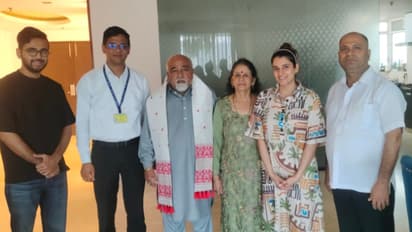 വിമാനത്തിൽ കൂടെയുണ്ടായിരുന്നത് മുഖ്യമന്ത്രിയാണെന്ന് അറിഞ്ഞില്ല, ചാർജർ കൊടുത്തിന് പ്രത്യുപകാരം, നിറകയ്യടി