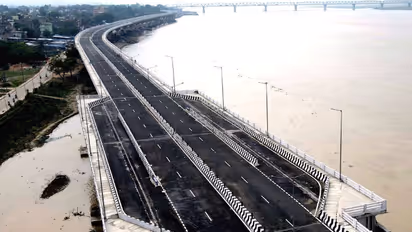 3831 കോടി ചെലവാക്കിയ റോഡ്, 5 കിലോമീറ്റര്‍ തുറന്നത് വ്യാഴാഴച, പാലത്തിലൊരു വിള്ളൽ, സത്യം അറിയാതെ കത്തിയ വിവാദം