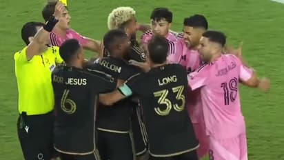 ആളുമാറി സഹതാരത്തെ കടിച്ച് സുവാരസ്, അമളി പറ്റിയപ്പോള്‍ ക്ഷമ; വീഡിയോ