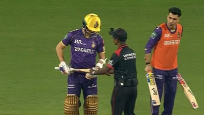 ബാറ്റിംഗ് തുടങ്ങും മുമ്പ് അമ്പയറുടെ ബാറ്റ് പരിശോധന, ബാറ്റ് മാറ്റാന് നിര്ബന്ധിതരായി 2 കൊല്ക്കത്ത താരങ്ങള്