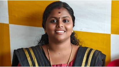 കൊല്ലം നെടുവത്തൂരിൽ 26കാരിയെ വീട്ടിൽ തൂങ്ങി മരിച്ച നിലയിൽ കണ്ടെത്തി; ആത്മഹത്യ കുറിപ്പ് കണ്ടെടുത്ത് പൊലീസ്