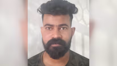 അമ്പലത്തിന്റെ പരിസരത്ത് ദുരൂഹ സാഹചര്യത്തിൽ യുവാവ്; പൊലീസ് പരിശോധിച്ചപ്പോൾ രക്തസമ്മർദം കൂട്ടാൻ നൽകുന്ന മരുന്ന്