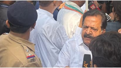 ചെന്നിത്തലയെ കസ്റ്റഡിയിലെടുത്ത് മുംബെ പൊലീസ്, നടപടി ഇഡി ഓഫീസ് മാർച്ചിന് മുന്നെ, സ്റ്റേഷനിലെത്തിച്ച് വിട്ടയച്ചു