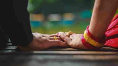 மகளின் வருங்கால கணவருடன் ஓடிப்போன பெண்! மருமகனை திருமணம் செய்வதாக பிடிவாதம்!