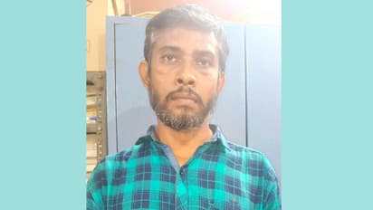 മേൽശാന്തി അവധിയിലായതിനാൽ വിഷുത്തലേന്ന് വിഗ്രഹത്തിൽ ചാർത്താനുള്ള തിരുവാഭരണം ഏൽപ്പിച്ചു, വൈകീട്ട് പോറ്റി മുങ്ങി