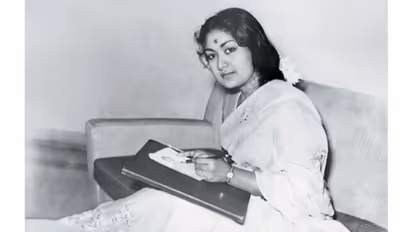 ಸಾವಿತ್ರಿ ನಟನಾ ಶಕ್ತಿಗೆ ಬೆರಗುಗೊಂಡು ಶೂಟಿಂಗ್ ಸೆಟ್‌ನಲ್ಲೇ ಕಾಲಿಗೆ ಬಿದ್ದ ಸ್ಟಾರ್!