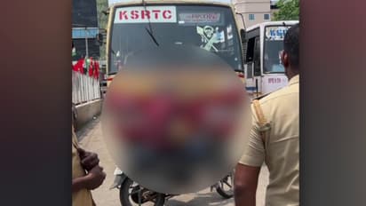 കെഎസ്ആർടിസി സ്റ്റാൻ്റിൽ ബസിന് കുറുകെ ബൈക്ക് വെച്ച് യുവാവ്; പൊലീസ് വന്ന് ബലം പ്രയോഗിച്ച് നീക്കി