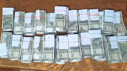 തമിഴ്നാട് രജിസ്ട്രേഷൻ സ്കോര്‍പ്പിയോയിൽ അ‍ഞ്ഞൂറിന്റെ നോട്ടുകെട്ടുകൾ; കണ്ടെത്തിയത് പലയിടത്ത് ഒളിപ്പിച്ച നിലയിൽ