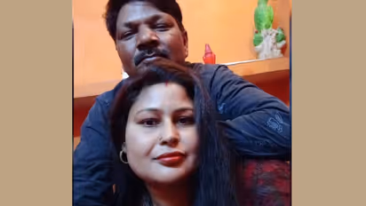 'സ്വർണവും പണവുമെല്ലാം കൊണ്ടുപോയി'; 4 കുട്ടികളുടെ അമ്മ മകളുടെ അമ്മായിയച്ഛനൊപ്പം ഒളിച്ചോടി, പരാതി നൽകി ഭർത്താവ്