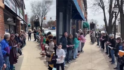 പ്രായഭേദമന്യേ അവർ 300 പേർ ഒത്തുച്ചേർന്നു, തെരുവിലൊരു മനുഷ്യച്ചങ്ങലയുണ്ടായി, എല്ലാം ഇതിനുവേണ്ടി