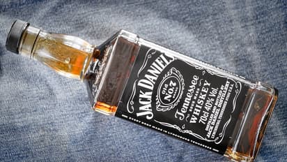 ஊழியர்களுக்கு சம்பளத்துடன் மது பாட்டில் வழங்கும் நிறுவனம்!