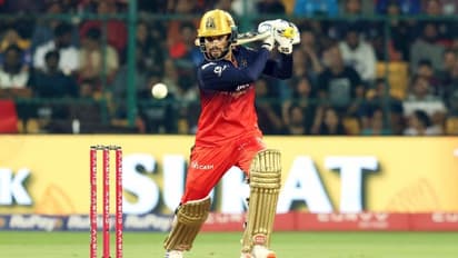 ഐപിഎല്: മൂക്കുംകുത്തി മുന്നിര; ഡല്ഹിക്കെതിരെ പവര്പ്ലേയില് ഷോക്കടിച്ച് ആര്സിബി