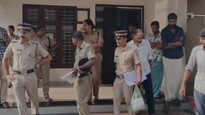 കവാടത്തിലേക്കുള്ള ഇരുമ്പ് ഗേറ്റ് അകത്ത് നിന്ന് പൂട്ടി, അതീവ രഹസ്യം; അകത്ത് പൊലീസ് കണ്ടത് കഞ്ചാവ് വിൽപ്പന