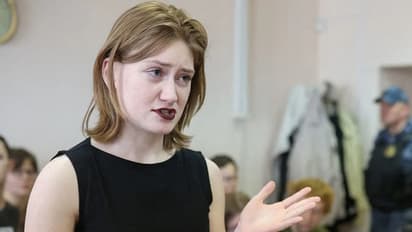 'സ്വേച്ഛാധിപതികളുടെ രക്തം കൊണ്ട് നനയ്ക്കൂ'; യുദ്ധവിരുദ്ധ പ്രക്ഷോഭം നടത്തിയ 19 കാരിയെ ജയിലിലടച്ച് റഷ്യ