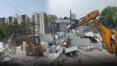 మళ్ళీ మొదలైన హైడ్రా కూల్చివేతలు... మరో కన్వెన్షన్ కట్టడాలు నేలమట్టం