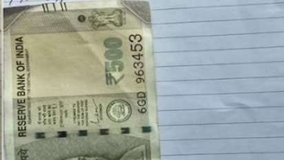 'ഈ 500 രൂപ കൊണ്ട് ചായ കുടിച്ചോളൂ, എന്റെ പ്രണയം തകർന്നു പോകും, എന്നെ പാസാക്കി വിടൂ'; പേപ്പറിലെ അഭ്യർത്ഥനകൾ!