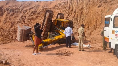 പത്തനംതിട്ടയിൽ മണ്ണുമാന്തി യന്ത്രം മറിഞ്ഞ് അപകടം; ഉള്ളില്‍ കുടുങ്ങിയ തൊഴിലാളിക്ക് ദാരുണാന്ത്യം