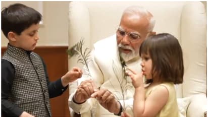 വാൻസിന്‍റെ മക്കൾക്ക് മയിൽപ്പീലി സമ്മാനിച്ച് പ്രധാനമന്ത്രി നരേന്ദ്ര മോദി; വ്യാപാര കരാറിൽ ചർച്ചയിൽ വലിയ പുരോഗതി