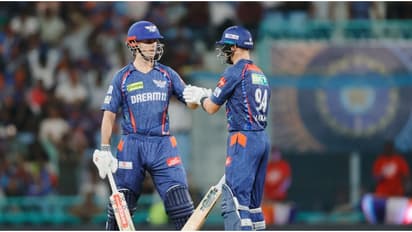 പവര് പ്ലേ ലക്നൗ അങ്ങ് എടുത്തു; മാര്ഷും മാര്ക്രവും ക്രീസിൽ, വിയര്ത്ത് ഡൽഹി