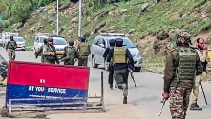 కాశ్మీర్ లో రెచ్చిపోయిన ఉగ్రవాదులు... కేవలం హిందూ పర్యాటకులే టార్గెట్, 24 మంది మృతి