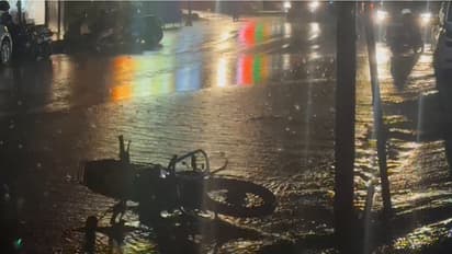 ബൈക്കുകൾ മറിഞ്ഞുവീണു, ഹെൽമറ്റുകൾ പറന്നുപോയി, കടകളിൽ വെള്ളം കയറി, തൃശൂരിൽ ഒരു മണിക്കൂറായി കനത്ത മഴയും കാറ്റും