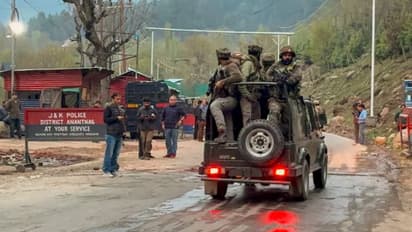 பஹல்காம் தாக்குதலுக்குப் பின் 'அபீர் குலால்' படத்திற்கு வலுக்கும் எதிர்ப்பு - காரணம் என்ன?