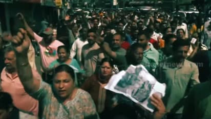 'സമാധാനം പുലരണം'; ഭീകരാക്രമണത്തിനെതിരെ തെരുവിലിറങ്ങി കശ്മീർ ജനത, കറുപ്പണിഞ്ഞ് കശ്മീരിലെ പത്രങ്ങൾ