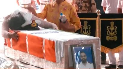 ಪತಿಯ ಶವ ಪೆಟ್ಟಿಗೆ ಹಿಡಿದು ಬಿಕ್ಕಿ ಬಿಕ್ಕಿ ಅತ್ತ ಲೆಫ್ಟಿನೆಂಟ್ ವಿನಯ್ ನರ್ವಾಲ್ ಪತ್ನಿ