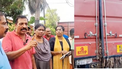 പെട്ടത് ആലുവക്കാർ! ലോഡുമായി പോയ ലോറിയുടെ പുറകിലെ വാതിൽ തനിയെ തുറന്നു; കിലോമീറ്ററുകളോളം റോഡിൽ മാലിന്യം വീണു