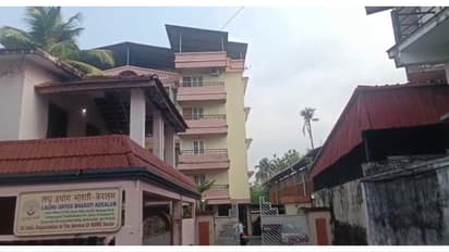 വിവാഹാവശ്യത്തിനായി നാട്ടിൽ പോയി, വന്നപ്പോള് ഗ്രിൽ തകർത്ത നിലയിൽ; ഫ്ളാറ്റിൽ നിന്ന് സ്വർണവും പണവും കവർന്നു