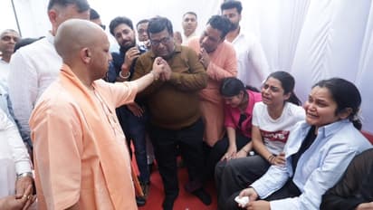 'বদলা চাই, নইলে বেঁচে থাকব না!' যোগীর সামনে পহেলগাম জঙ্গি হামলায় শহিদের স্ত্রীর কাতর আর্তনাদ