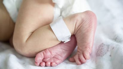 പിറന്നുവീണ് നിമിഷങ്ങൾ മാത്രം, കുഞ്ഞിനെ 'വൃത്തികെട്ട രൂപ'മെന്ന് പരിഹസിച്ച് അമ്മ, പിന്നാലെ ക്ഷമാപണവും 