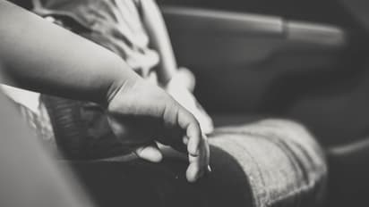 കാര് ഡിവൈഡറിലിടിച്ച് മറിഞ്ഞു, പിന്നാലെ വന്ന ബസ് കാറിലേക്ക് ഇടിച്ചുകയറി, കുഞ്ഞിന് ദാരുണാന്ത്യം